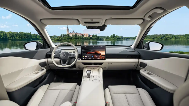 Задние фонари нового дизайна — светодиодные, сквозного типа. По центру фонарей подсвечивается логотип NISSAN, а по бокам расположены 11 световых элементов, напоминающих драгоценные камни. Задний бампер имеет более интегрированный дизайн.