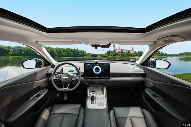 Боковой профиль новой модели во многом повторяет дизайн текущей. Соотношение колёсной базы к длине — около 0,618. Двойная линия талии дополнена ручками передних дверей, которые совпадают с этой линией. Модель оснащена 19-дюймовыми многоспицевыми колё