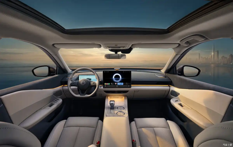 Боковой профиль новой модели во многом повторяет дизайн текущей. Соотношение колёсной базы к длине — около 0,618. Двойная линия талии дополнена ручками передних дверей, которые совпадают с этой линией. Модель оснащена 19-дюймовыми многоспицевыми колё