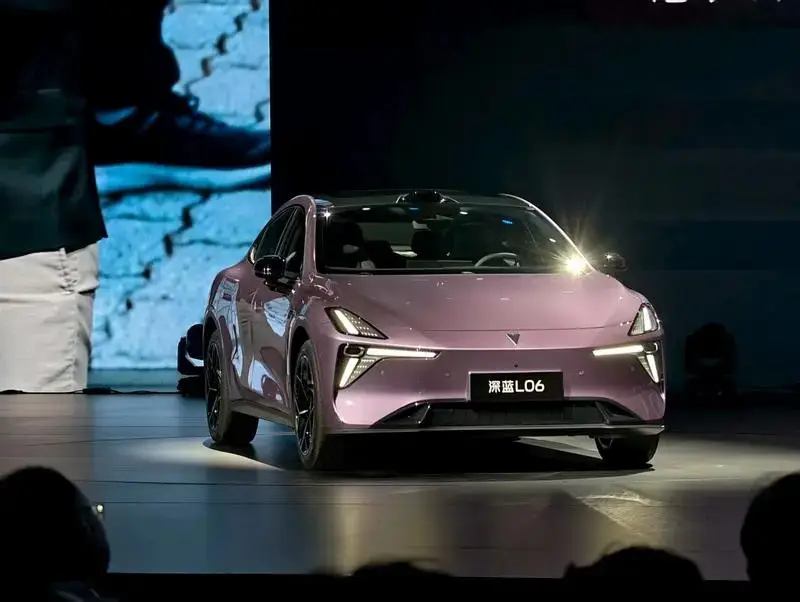 Флагманский 3-нм чип cockpit Tianji Cabin S1 Ultra от MediaTek объединяет generative-AI с «универсальными» процессорами Armv9 на 280 Кбит/с, графическим процессором с трассировкой лучей на 4 ТФЛОПС и 53-битным NPU. Чип поддерживает на устройстве LLM 