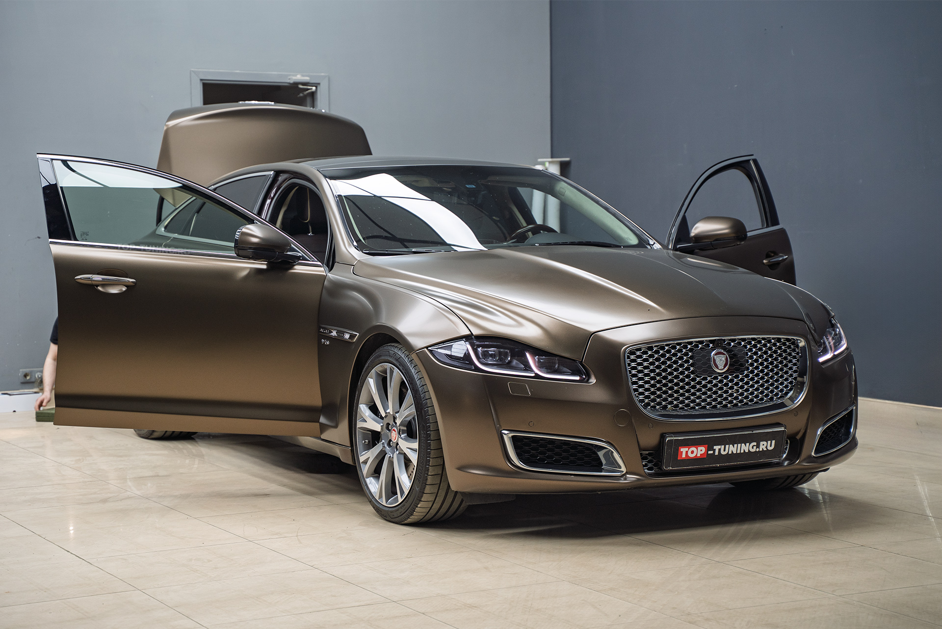 Автоматический ароматизатор + ионизатор в салон Jaguar XJ 2015-2019