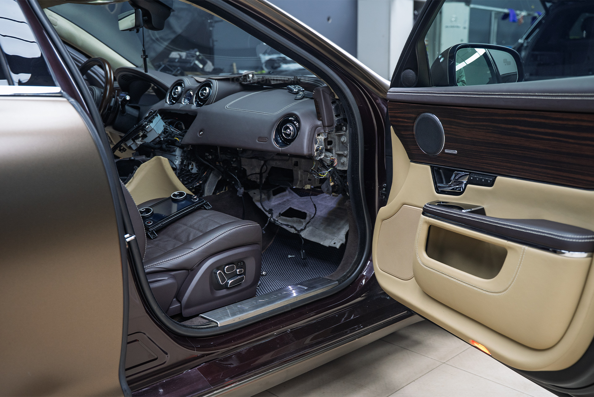 110538 Автоматический ароматизатор + ионизатор в салон Jaguar XJ 2015-2019