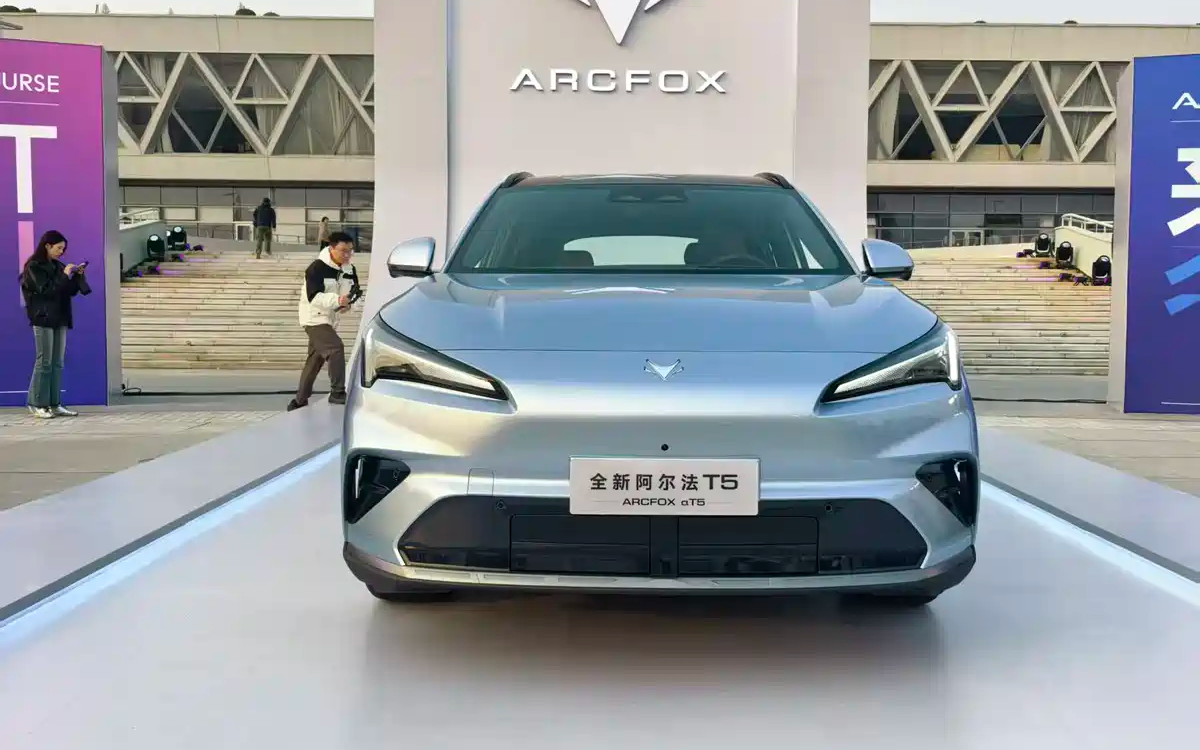 Интеллектуальная кабина Yuanjing распознаёт голосовые команды и эмоции пользователя.