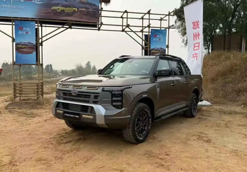 Frontier Pro выделяется Т-образными фарами, которые объединяют несколько горизонтальных дневных ходовых огней. Они гармонично сочетаются с горизонтальной отделкой решётки радиатора.