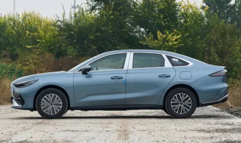 Автомобиль предлагается в семи комплектациях по цене от 74 800 до 105 800 юаней (850 000–1,2 млн рублей). В ограниченный по времени период продажи цены варьируются от 68 800 до 99 800 юаней (781 000–1,13 млн рублей).