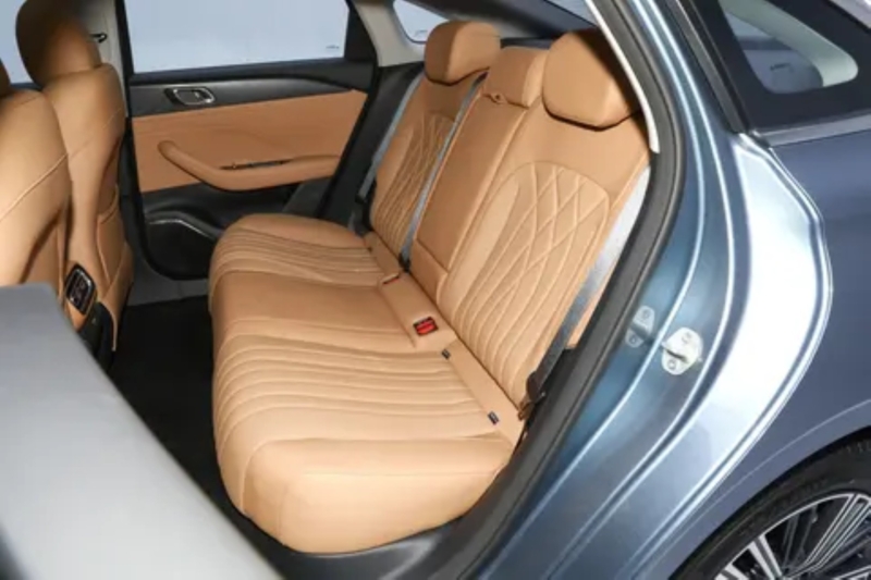 Автомобиль предлагается в семи комплектациях по цене от 74 800 до 105 800 юаней (850 000–1,2 млн рублей). В ограниченный по времени период продажи цены варьируются от 68 800 до 99 800 юаней (781 000–1,13 млн рублей).