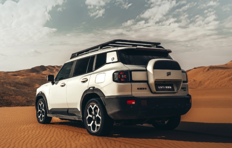 Модель продолжает дизайн ранее выпущенной версии и предлагает пять вариантов окраски кузова: Midnight Black, Green Mountain, Snow Mountain Silver, Glacier White и Sand Gold.