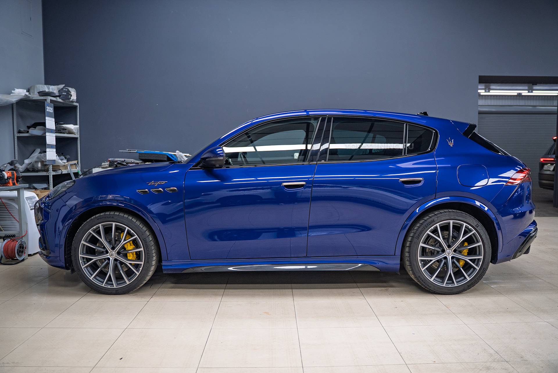 110553 Установка доводчиков в четыре двери Maserati Grecale Trofeo