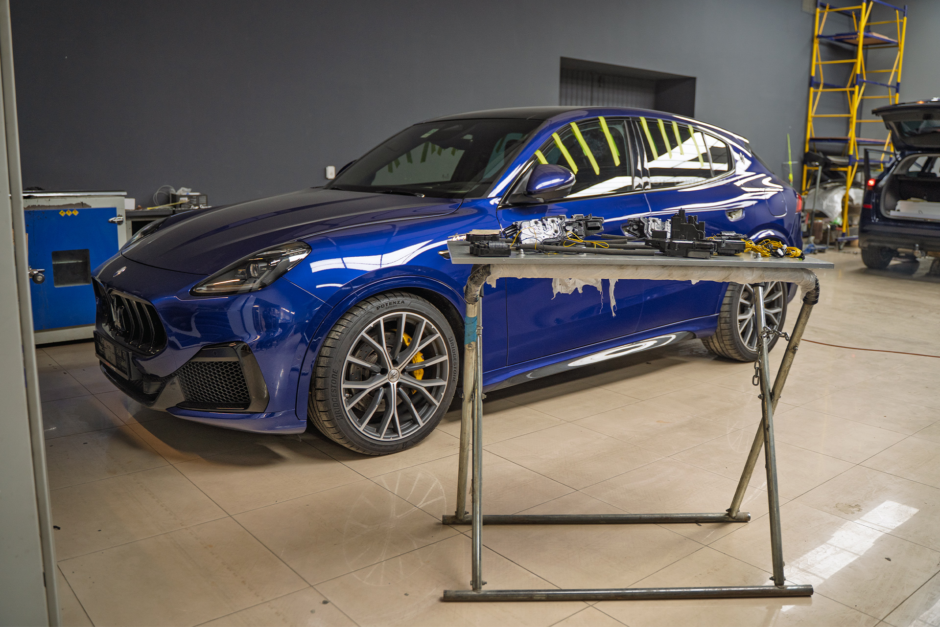 Установка доводчиков в четыре двери Maserati Grecale Trofeo