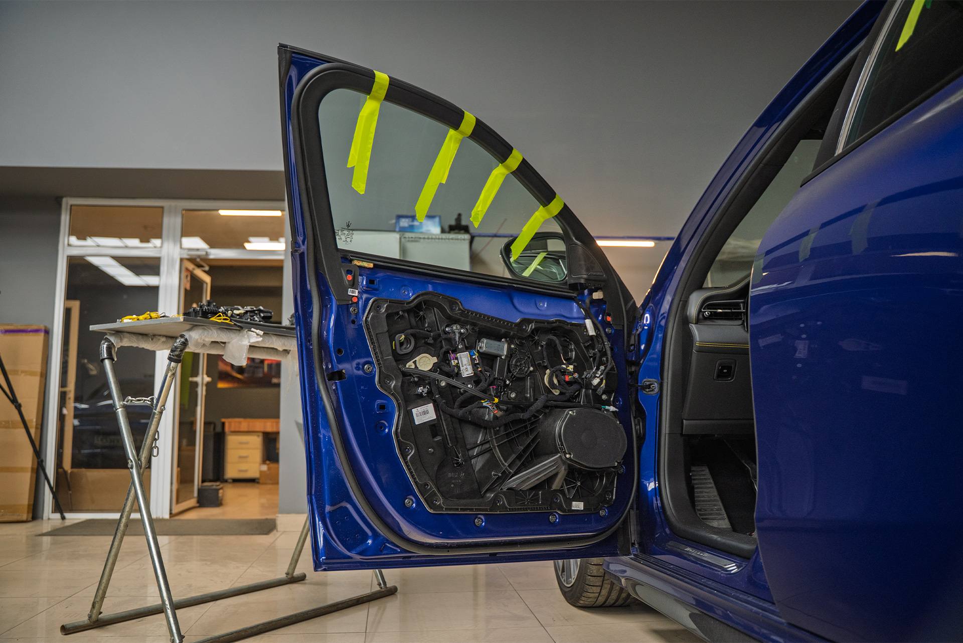 110553 Установка доводчиков в четыре двери Maserati Grecale Trofeo