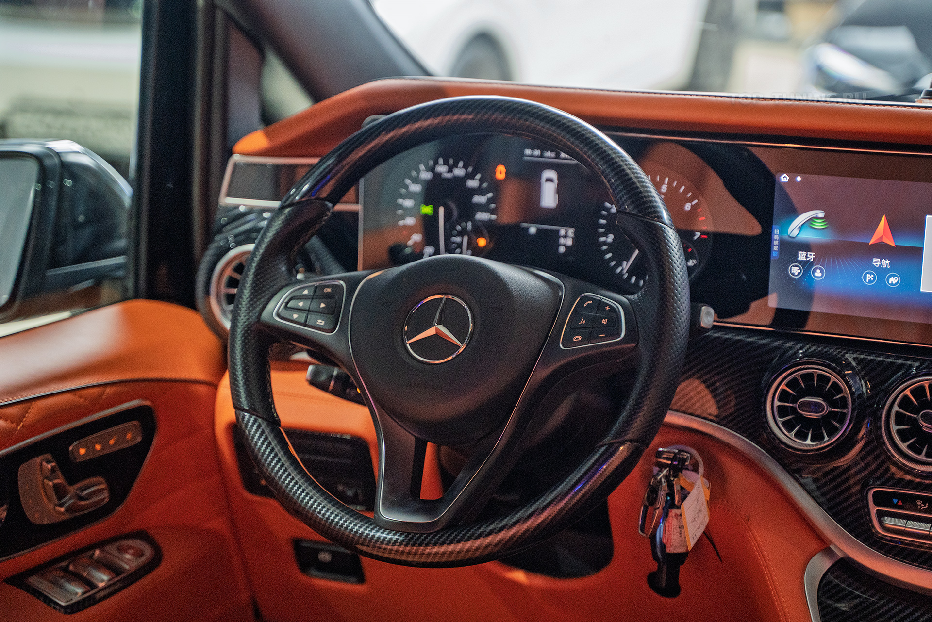 Конверсия Mercedes-Benz Vito в стиле Maybach – комфорт и премиум