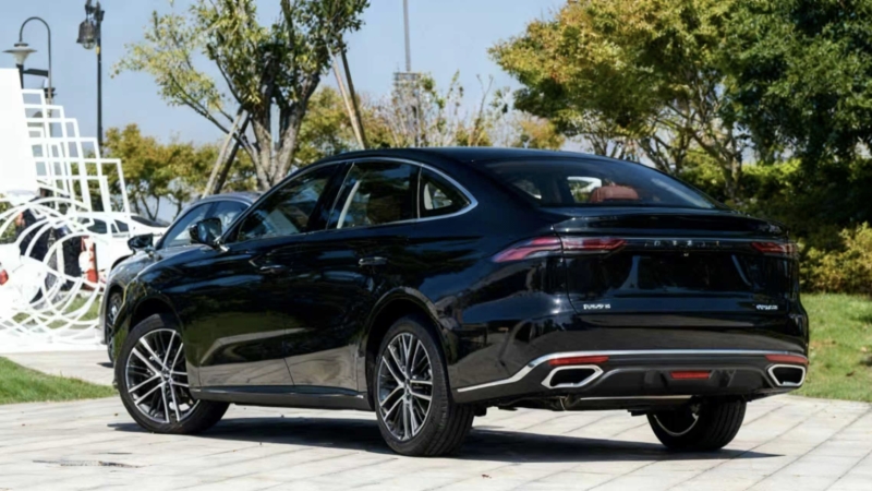 Экстерьер модели отличается увеличенной решёткой радиатора с вертикальными хромированными полосами и двумя декоративными элементами в форме буквы L на переднем бампере. Доступно шесть вариантов цвета кузова. Дверные ручки &mdash; традиционные выдвижные. Ст