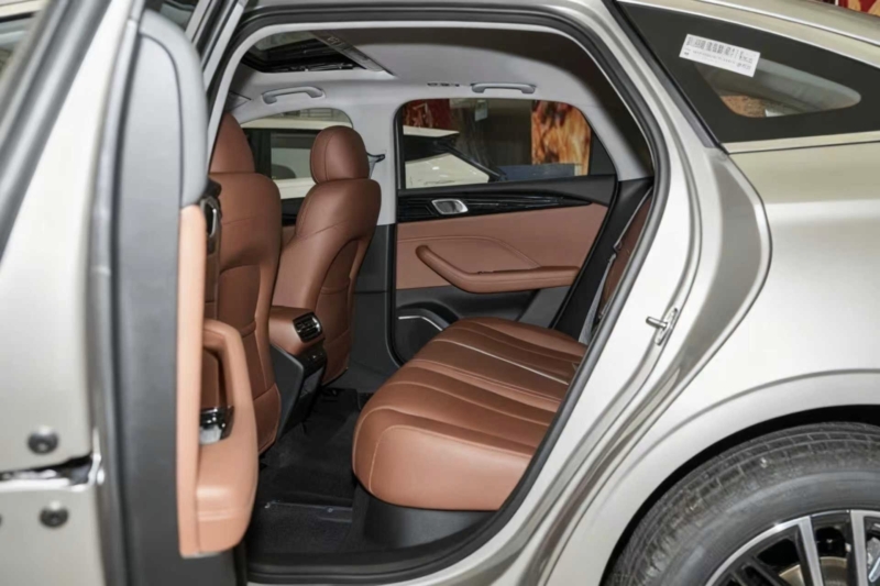 Версия с турбонаддувом разгоняется до 100 км/ч за 7,9 секунды, а расход топлива составляет 5,95 л/100 км.