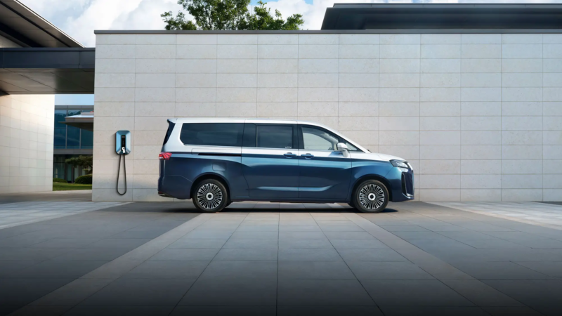 Модель MPV M8 от BAW доступна в предпродажной продаже на бензине, электромобилях EREV и CNG по цене от 1,93 млн рублей