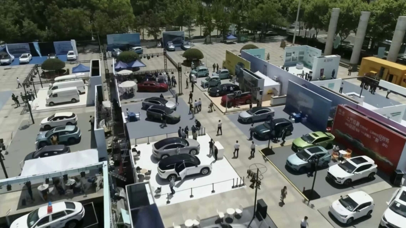 В 2026 году в Китае будет отменено полное освобождение от налогов на электромобили, дилерские центры сообщают о резком росте продаж в конце года