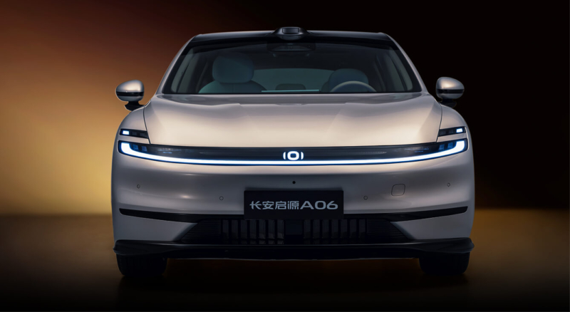 При сложенных сиденьях (кроме водительского) и переднем багажнике объём багажного отделения может достигать 2168 л &mdash; это место для 42 чемоданов размером 20 дюймов.