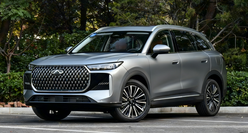 Сзади автомобиль выделяется широкими задними фонарями и стильным дизайном нижнего бампера, который варьируется в зависимости от комплектации. Доступны варианты со скрытой выхлопной системой или двойным выпуском.