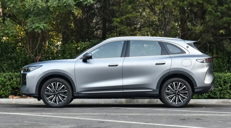 Сзади автомобиль выделяется широкими задними фонарями и стильным дизайном нижнего бампера, который варьируется в зависимости от комплектации. Доступны варианты со скрытой выхлопной системой или двойным выпуском.