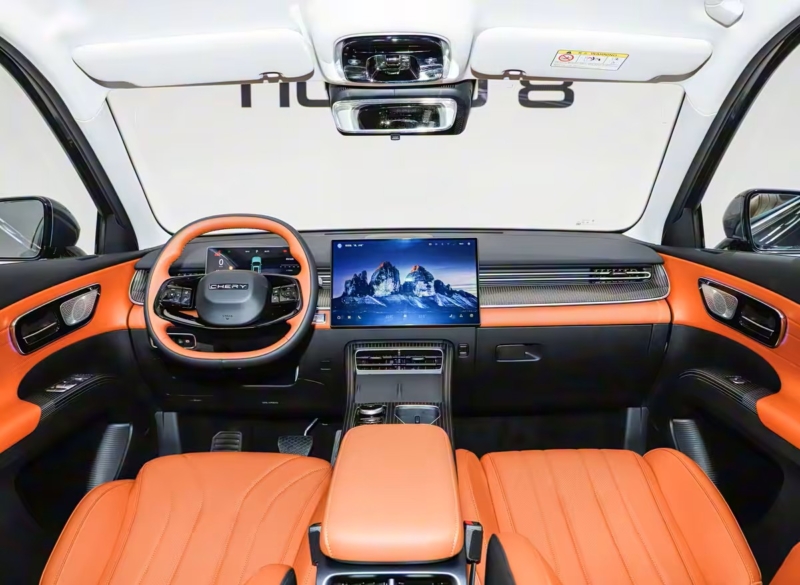 Сзади автомобиль выделяется широкими задними фонарями и стильным дизайном нижнего бампера, который варьируется в зависимости от комплектации. Доступны варианты со скрытой выхлопной системой или двойным выпуском.