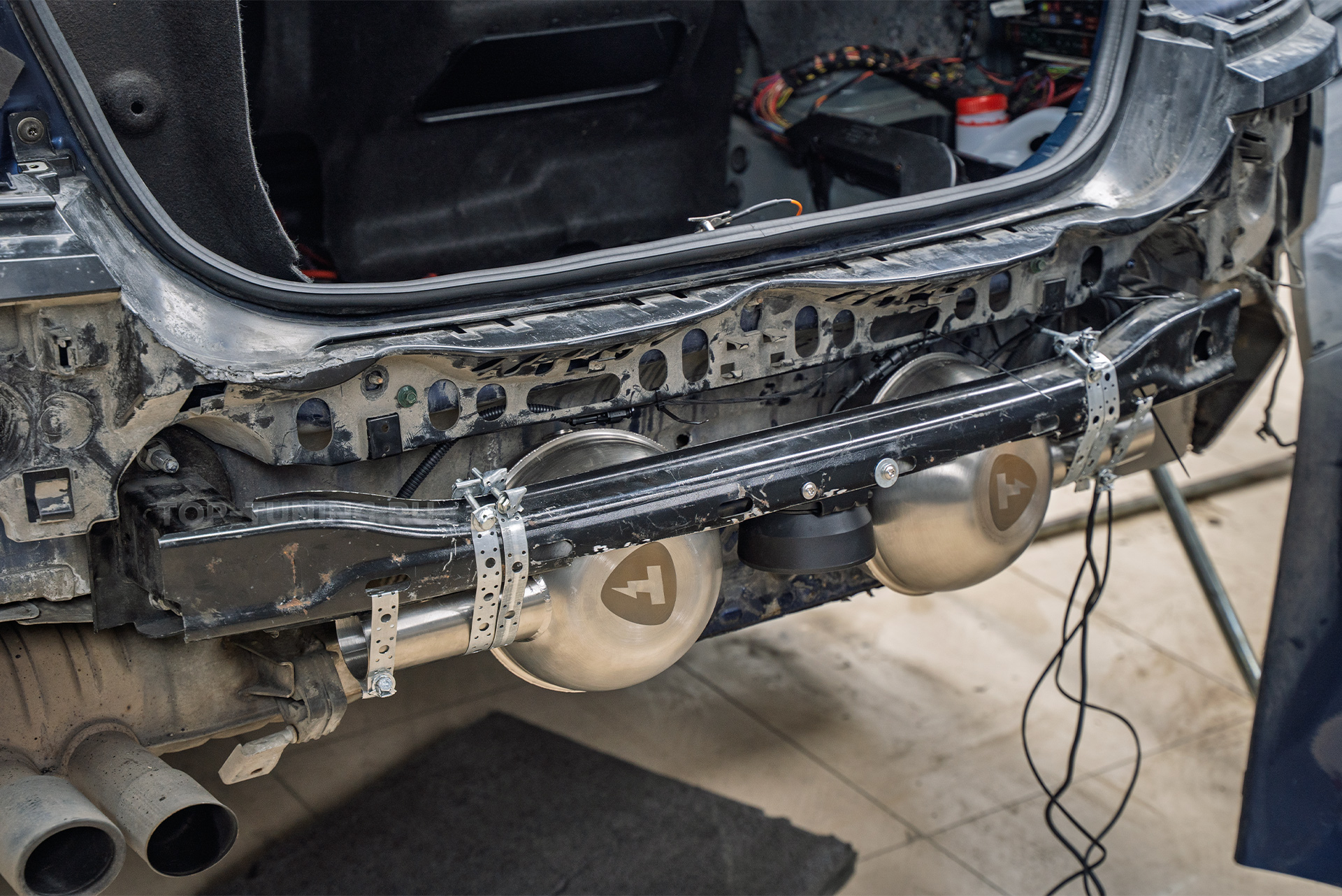 Монтаж электронного выхлопа THOR 2.0 + ECHO для BMW 5 серии F10м