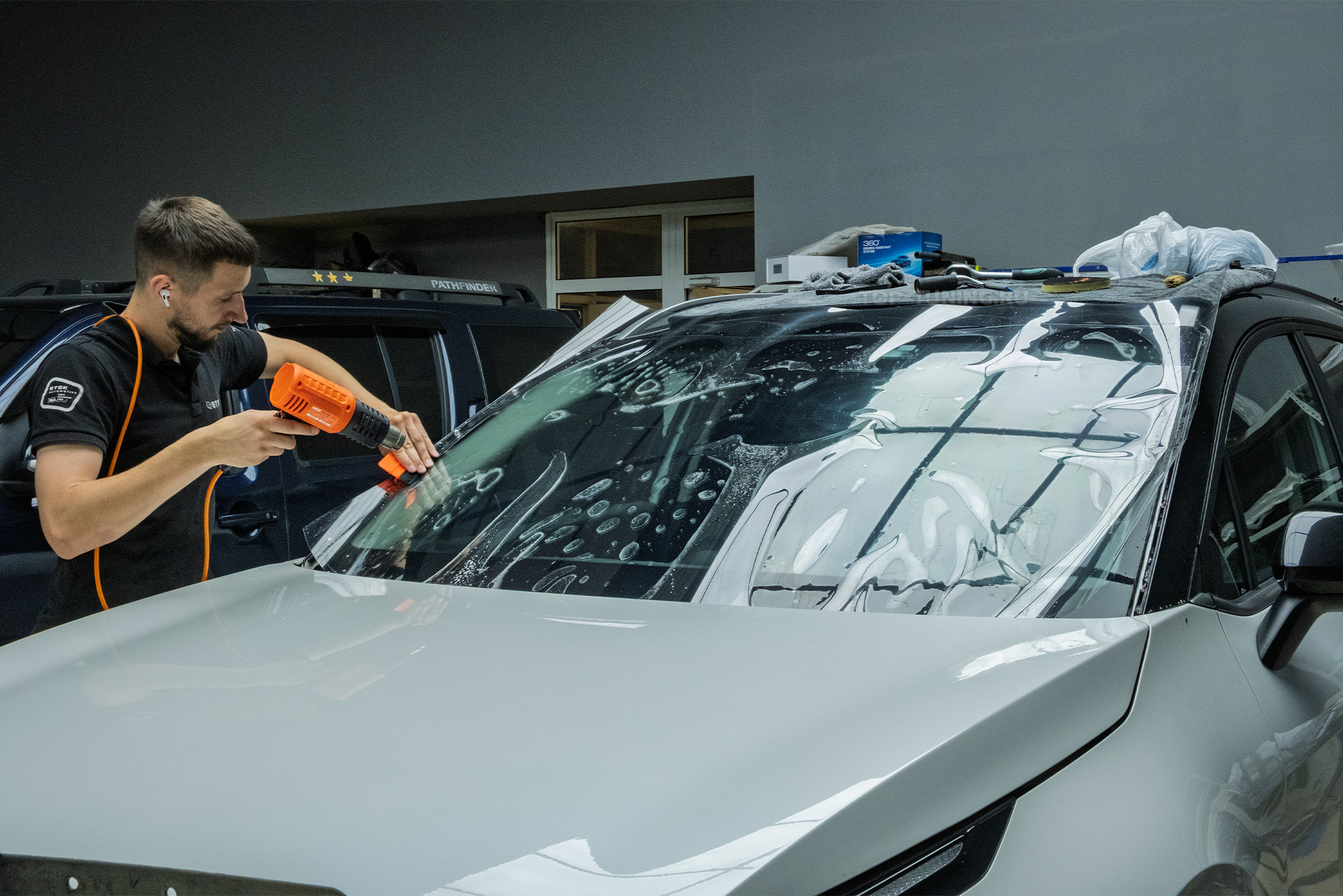 Оклейка лобового стекла Kia Sportage 2022 защитной пленкой