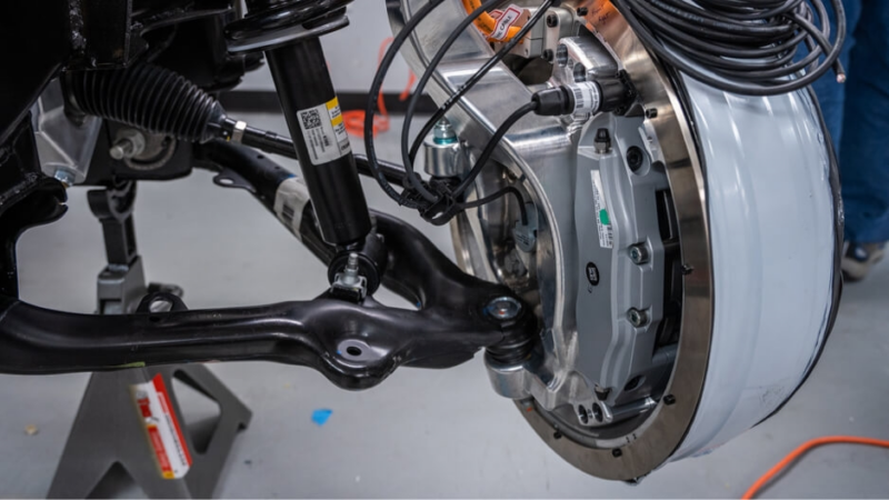 Компания Dongfeng представила новую версию седана En 007 &mdash; первый в Китае серийный автомобиль с четырьмя колёсными двигателями (hub motors)