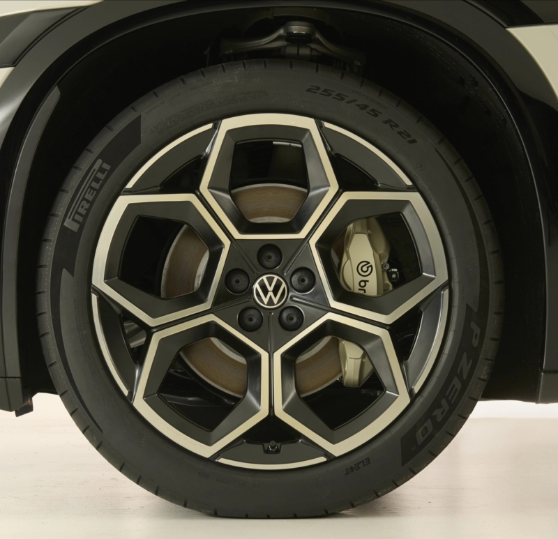 Модель зарегистрирована в Министерстве промышленности и информационных технологий Китая (MIIT) и является серийной версией концепт-кара ID. EVO. Как сообщает IT-home, автомобиль будет доступен в одномоторной и двухмоторной комплектациях.