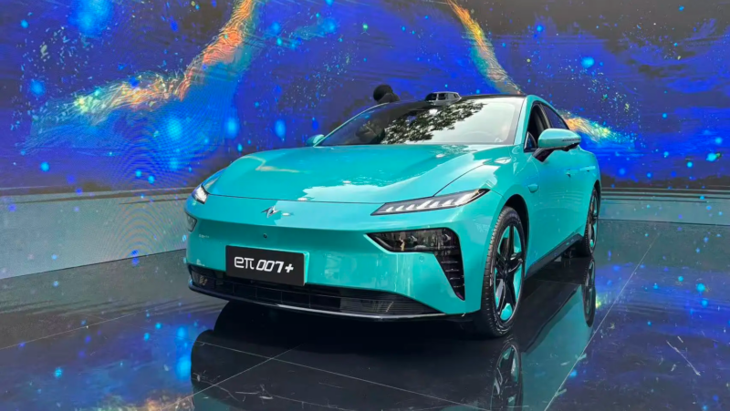 Дизайн EN 007+ сохранил стилистические особенности предыдущей модели, но получил два новых варианта окраски кузова: &laquo;небесно-серый&raquo; и &laquo;голубой как гавань&raquo;.