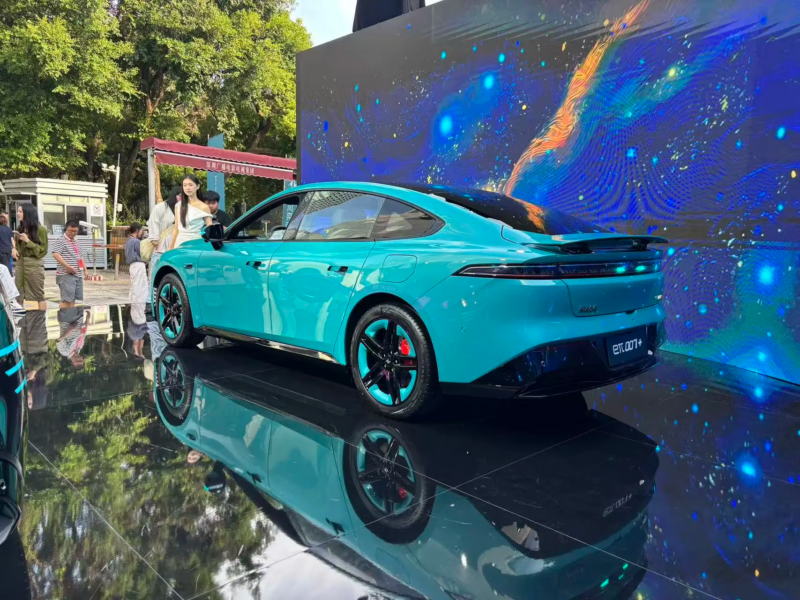 Старт продаж Dongfeng en 007+: ускорение менее чем за 4 секунды, стоимость от 1,66 млн рублей