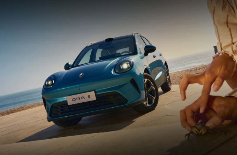 Покупатели могут выбрать один из шести цветов кузова: серый, зелёный, синий, бежевый, красный и белый.