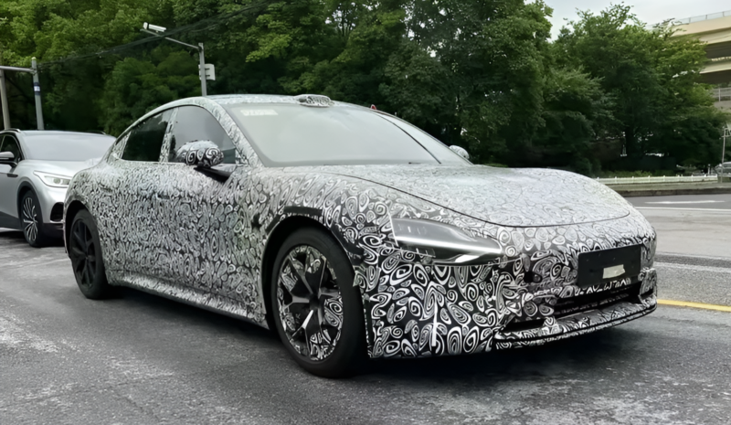 По некоторым данным, в обновлённой модели может появиться решётка радиатора с вертикальными перегородками, как у SU7 Ultra, вместо нынешней горизонтальной конструкции. Считается, что такое изменение может немного повысить эффективность.