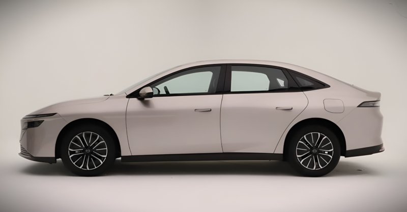 Предпродажная цена Nissan N6 варьируется от 106 900 до 121 900 юаней (примерно 1,22-1,39 млн рублей). Официальные продажи стартуют 8 декабря 2025 года, а поставки начнутся вскоре после этого.