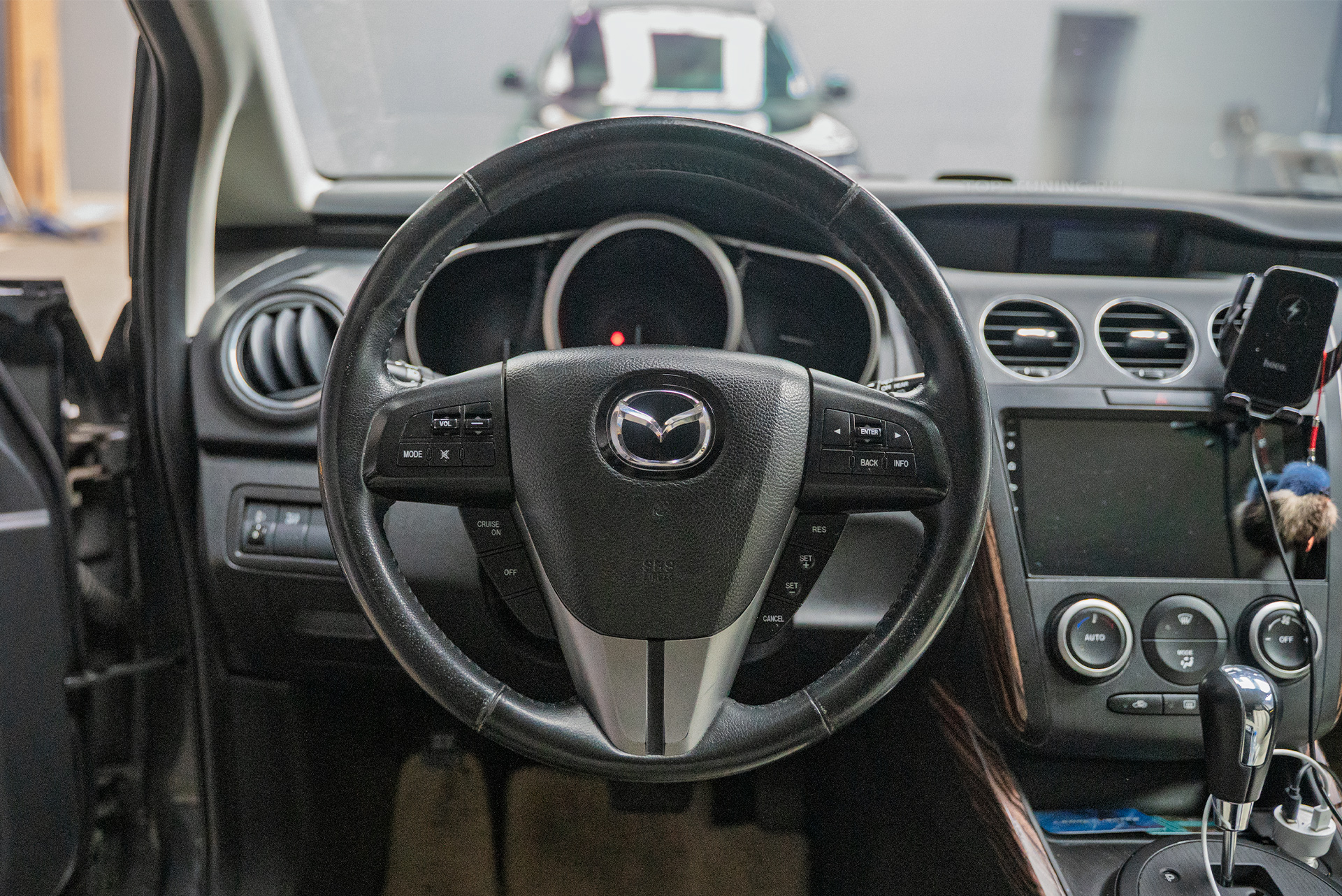 Установка анатомического тюнинг-руля Ego Skill для Mazda CX-7 2009-2012