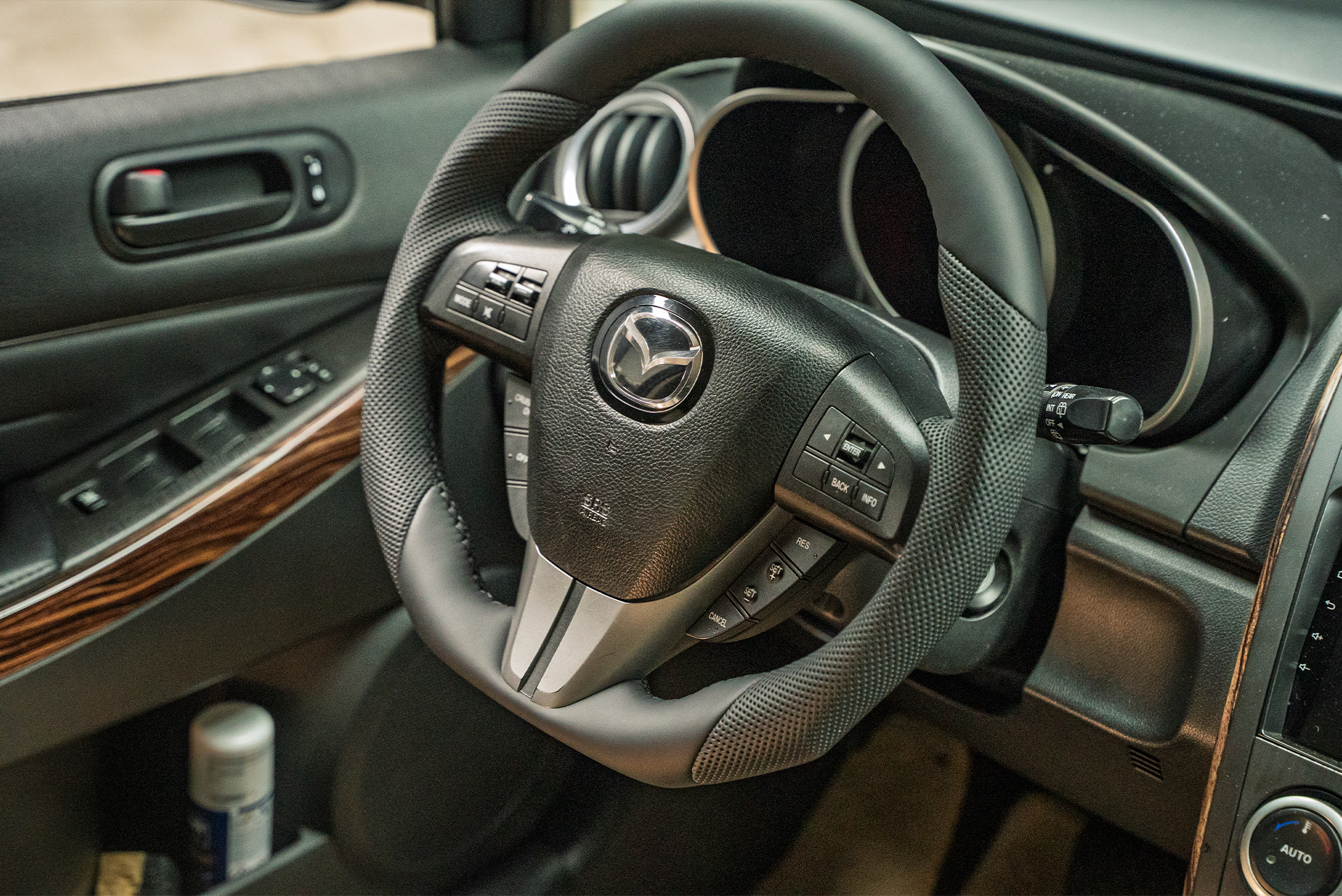 110619 Установка анатомического тюнинг-руля Ego Skill для Mazda CX-7 2009-2012