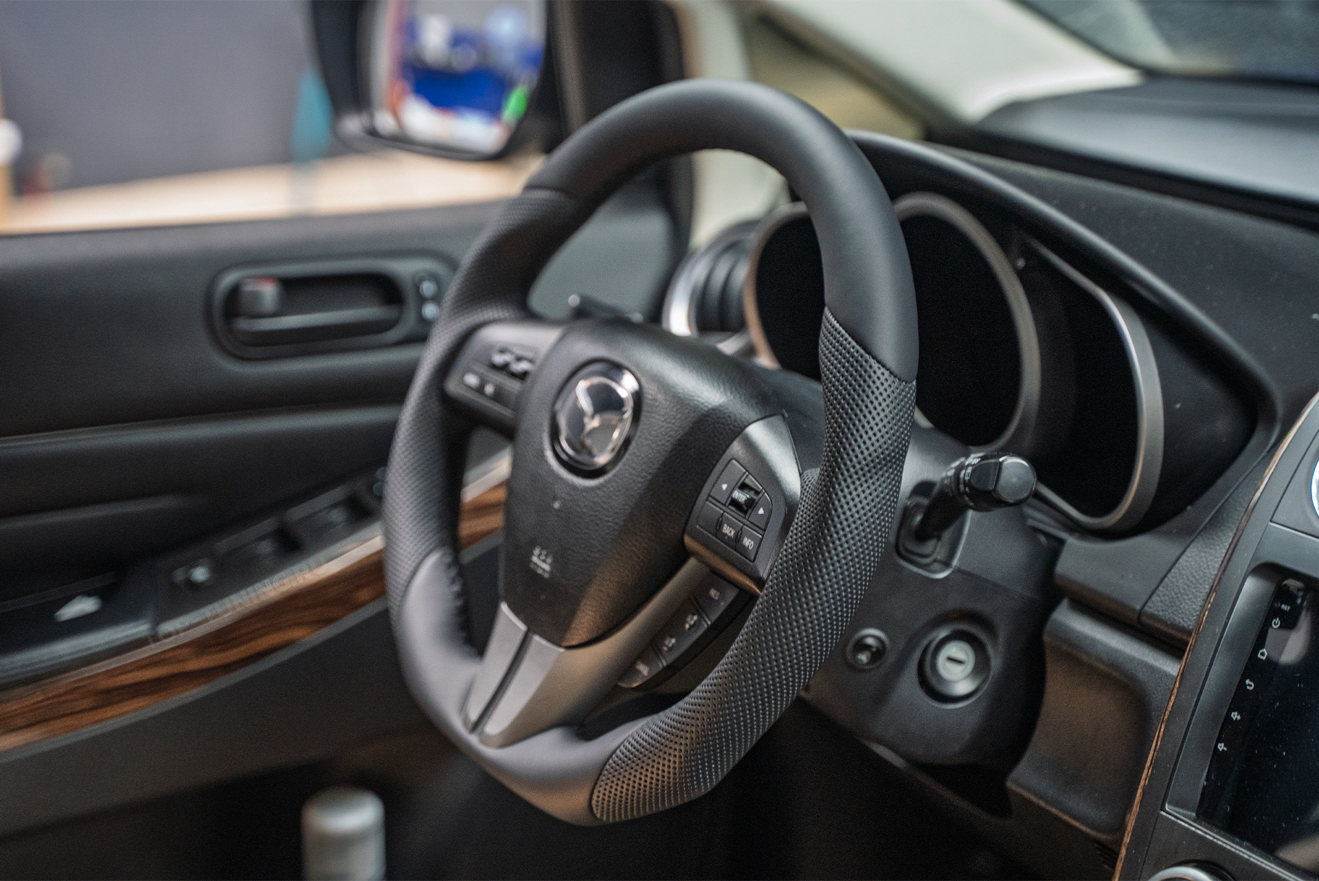 110619 Установка анатомического тюнинг-руля Ego Skill для Mazda CX-7 2009-2012