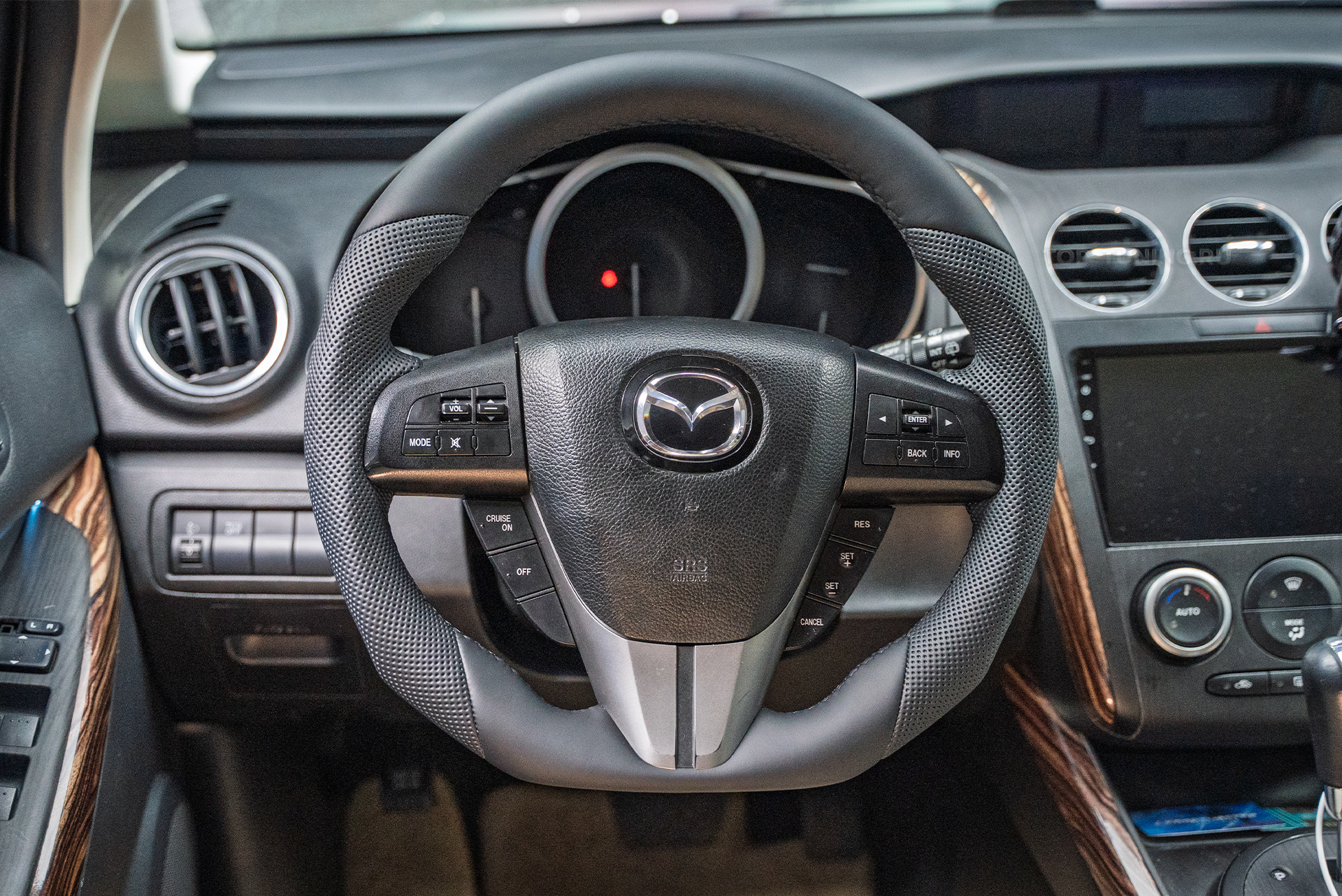 Установка анатомического тюнинг-руля Ego Skill для Mazda CX-7 2009-2012