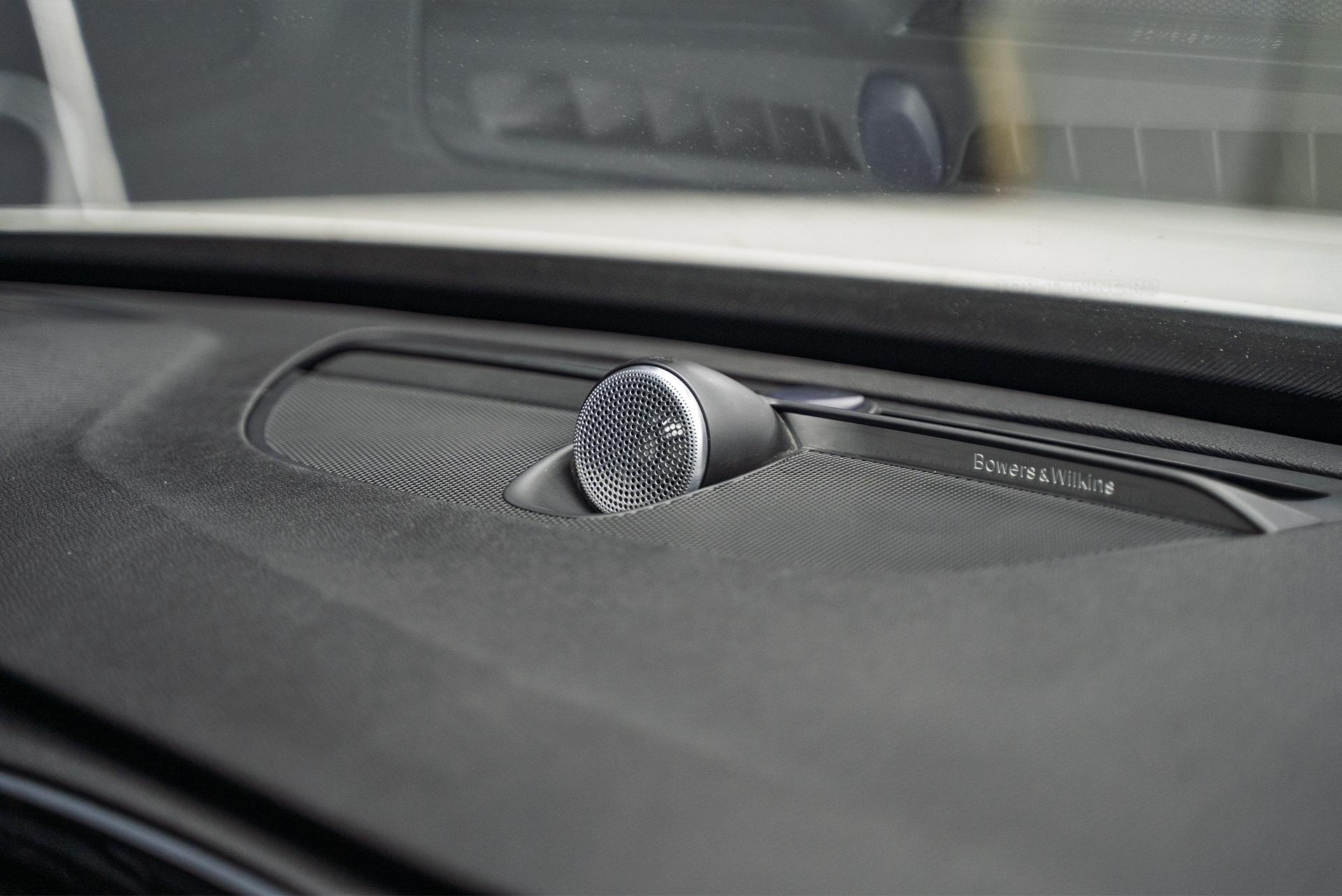 110623 Тюнинг акустики Volvo XC90 II &ndash; центральный динамик Bowers & Wilkins в торпедо