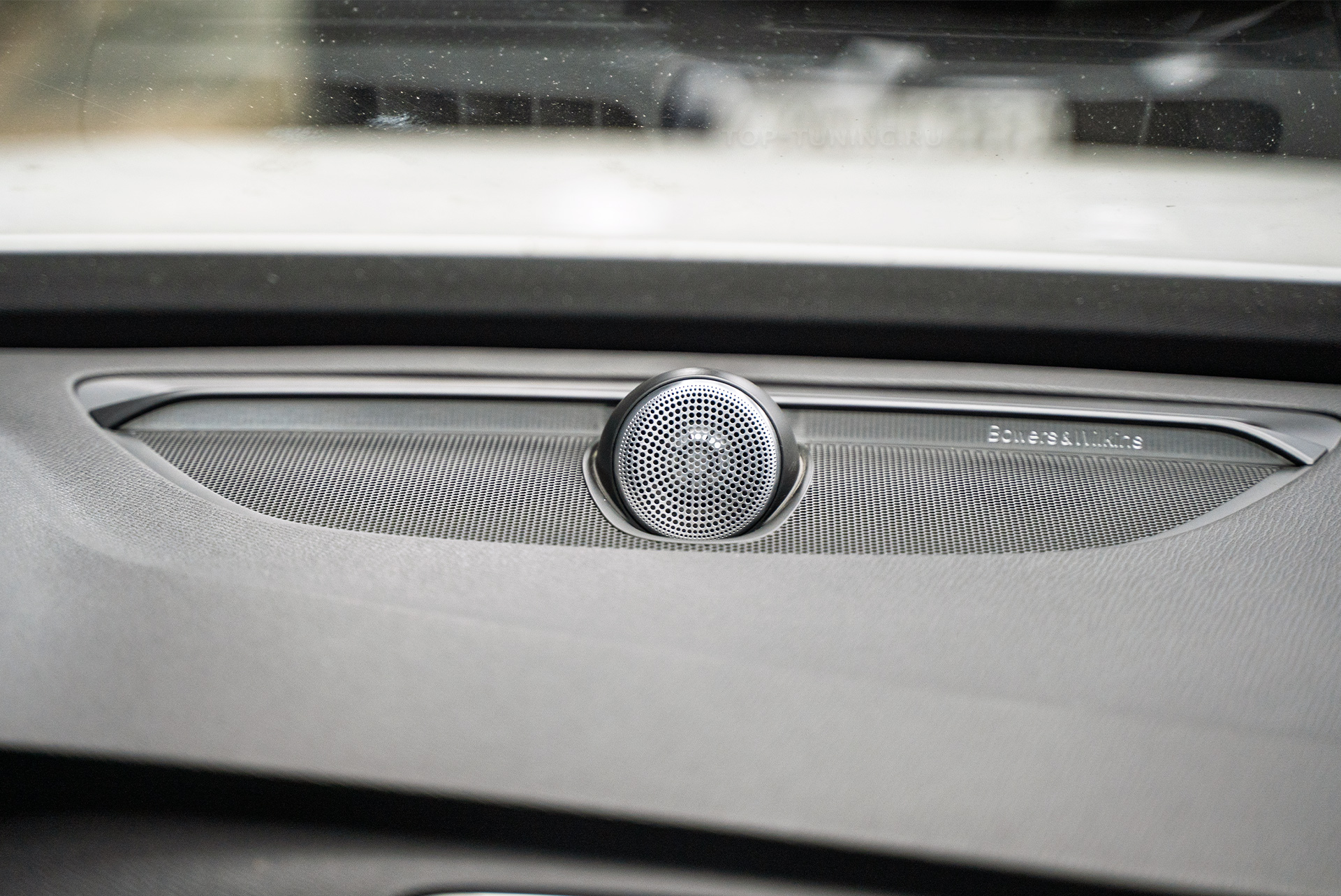 Тюнинг акустики Volvo XC90 II &ndash; центральный динамик Bowers & Wilkins в торпедо