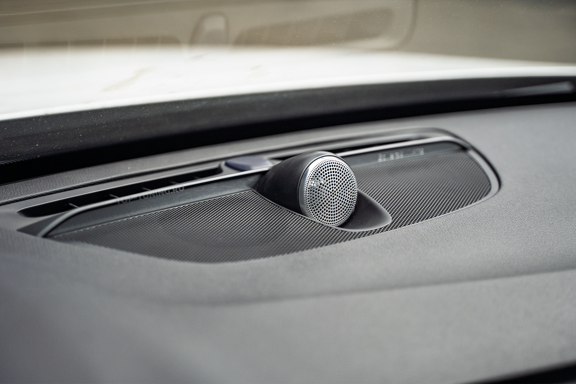 110623 Тюнинг акустики Volvo XC90 II &ndash; центральный динамик Bowers & Wilkins в торпедо