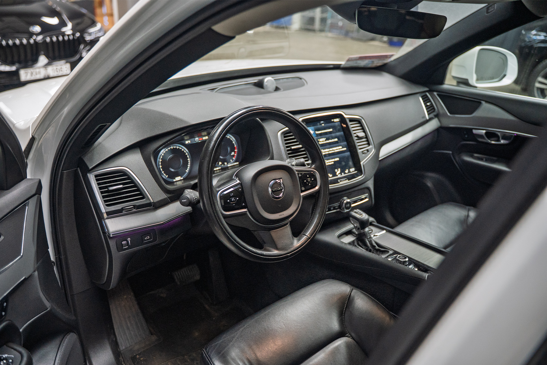 Тюнинг акустики Volvo XC90 II – центральный динамик Bowers & Wilkins в торпедо