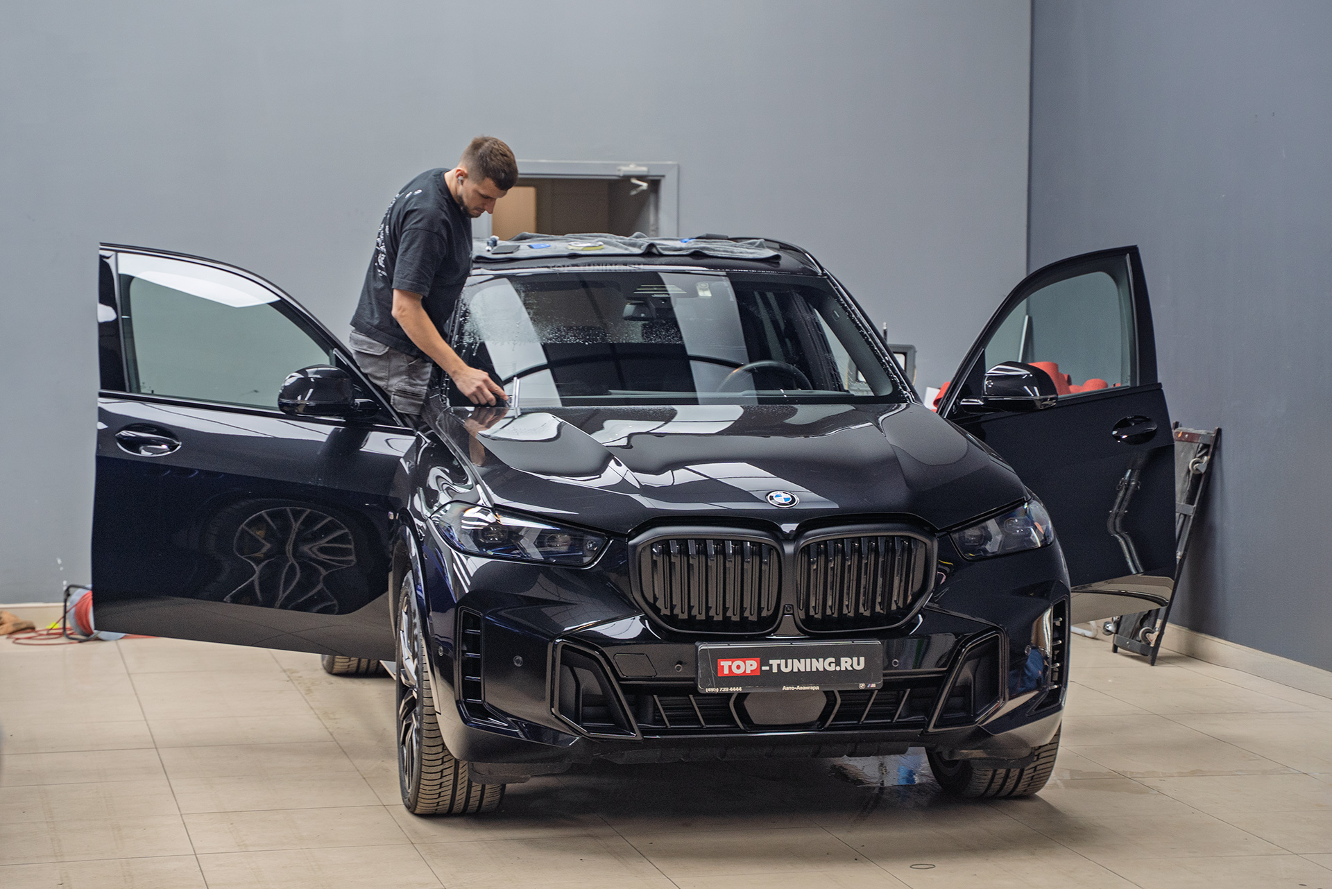 Бронирование лобового стекла BMW X5 G05 рестайлинг пленкой от трещин и царапин