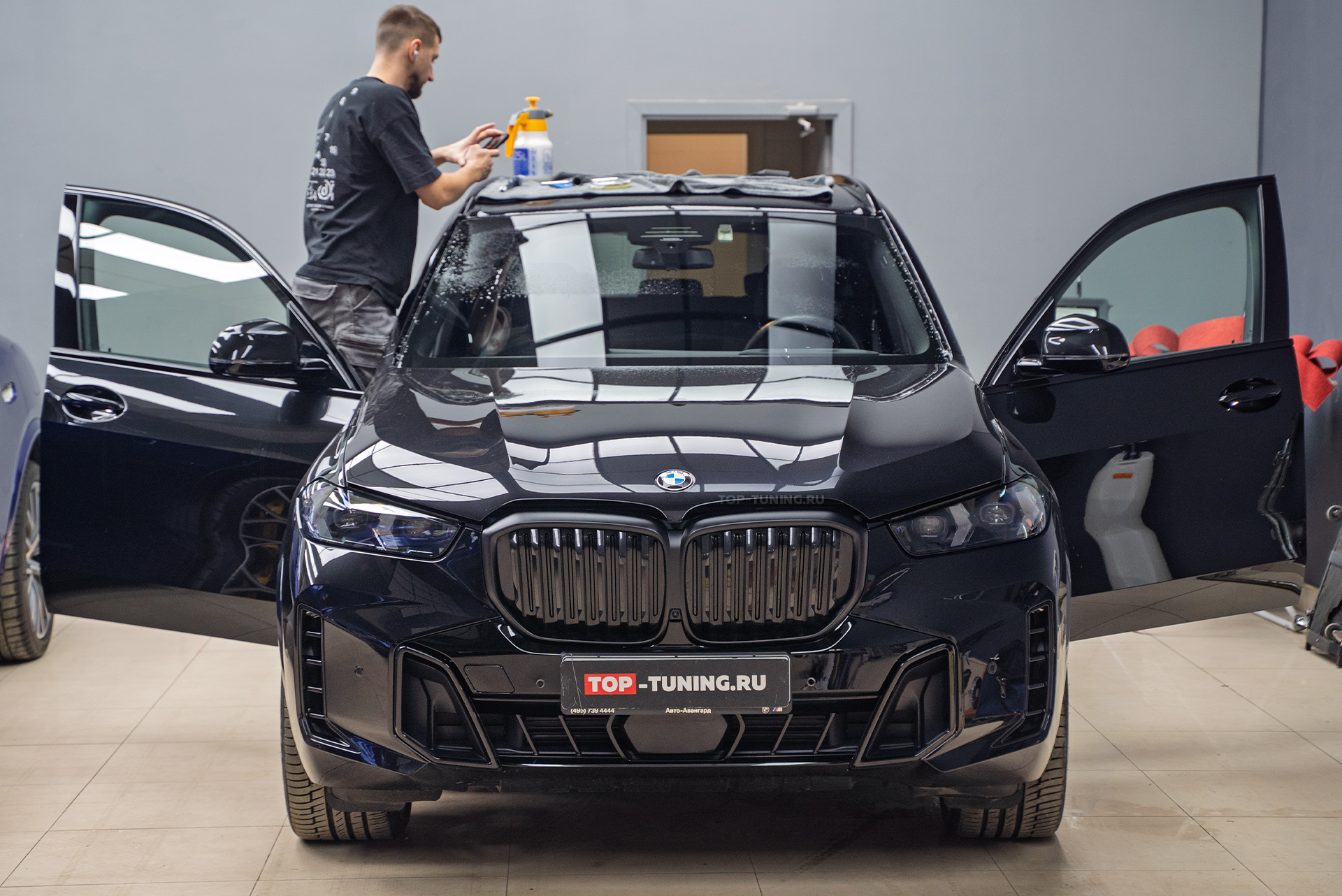 Бронирование лобового стекла BMW X5 G05 рестайлинг пленкой от трещин и царапин