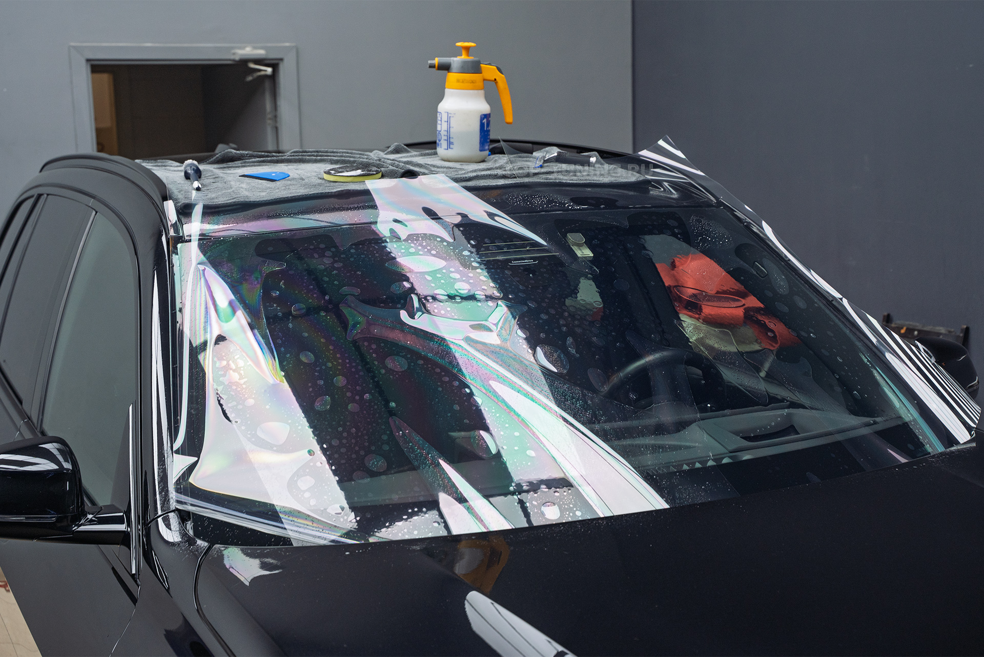 110624 Бронирование лобового стекла BMW X5 G05 рестайлинг пленкой от трещин и царапин