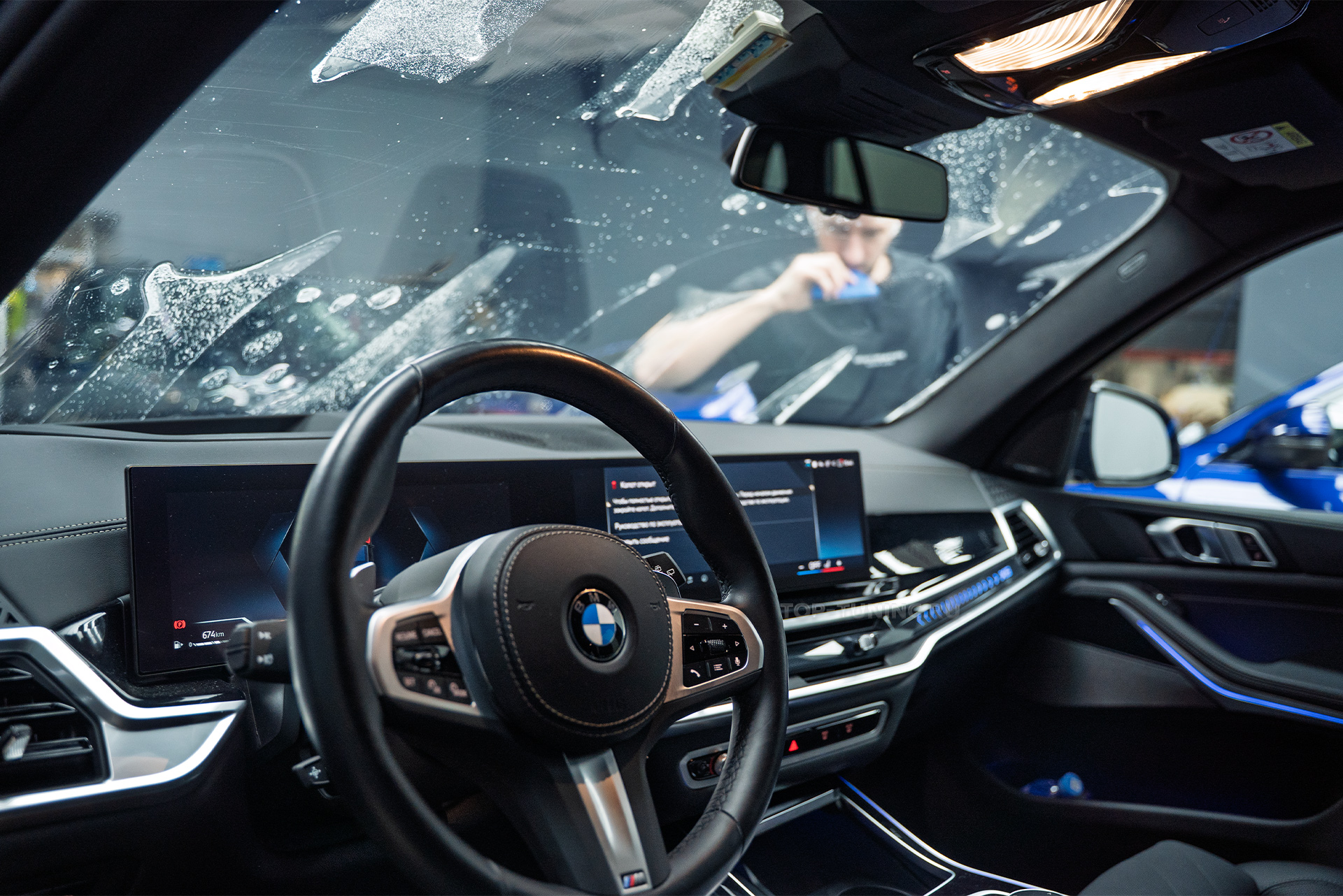 Бронирование лобового стекла BMW X5 G05 рестайлинг пленкой от трещин и царапин