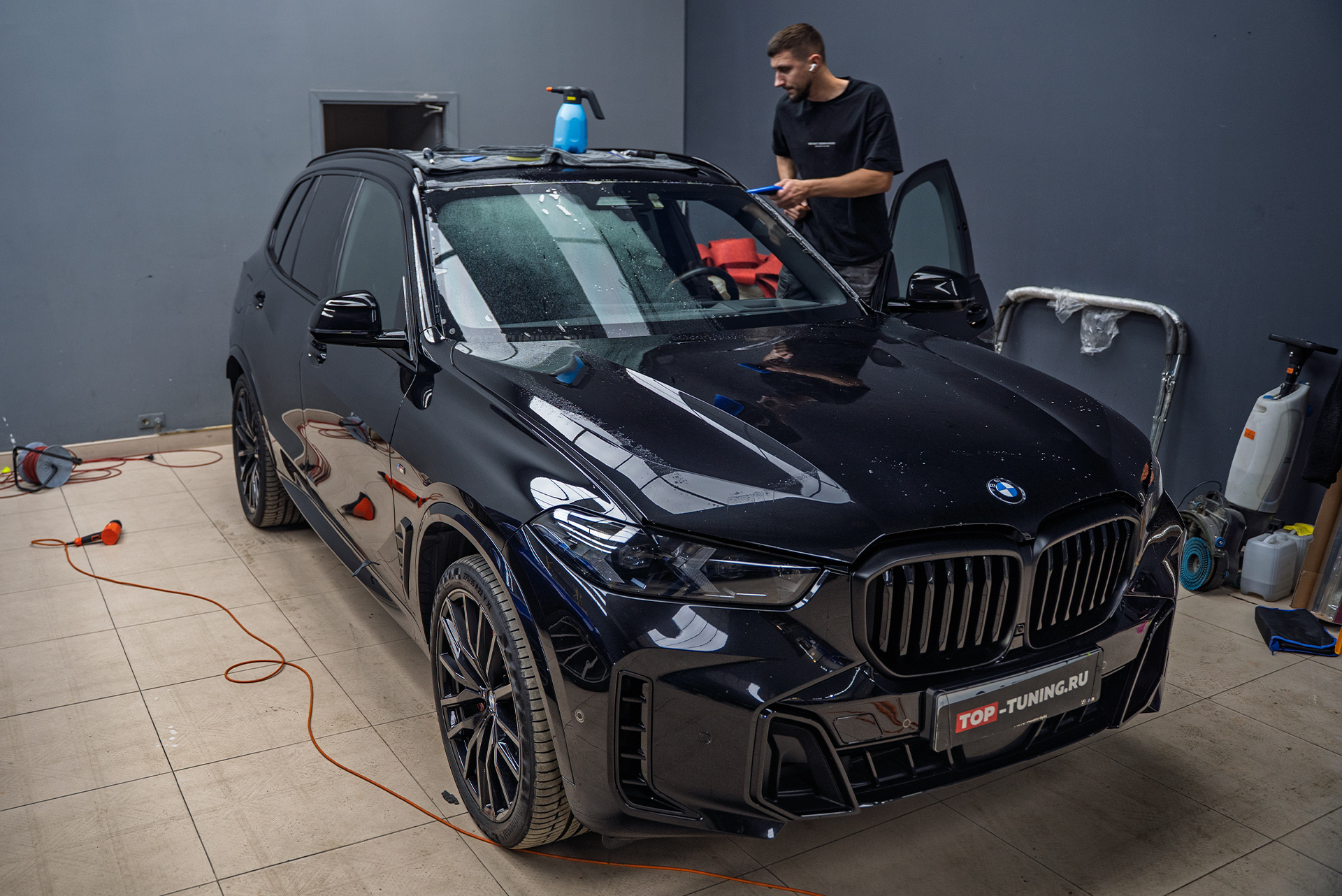 Бронирование лобового стекла BMW X5 G05 рестайлинг пленкой от трещин и царапин