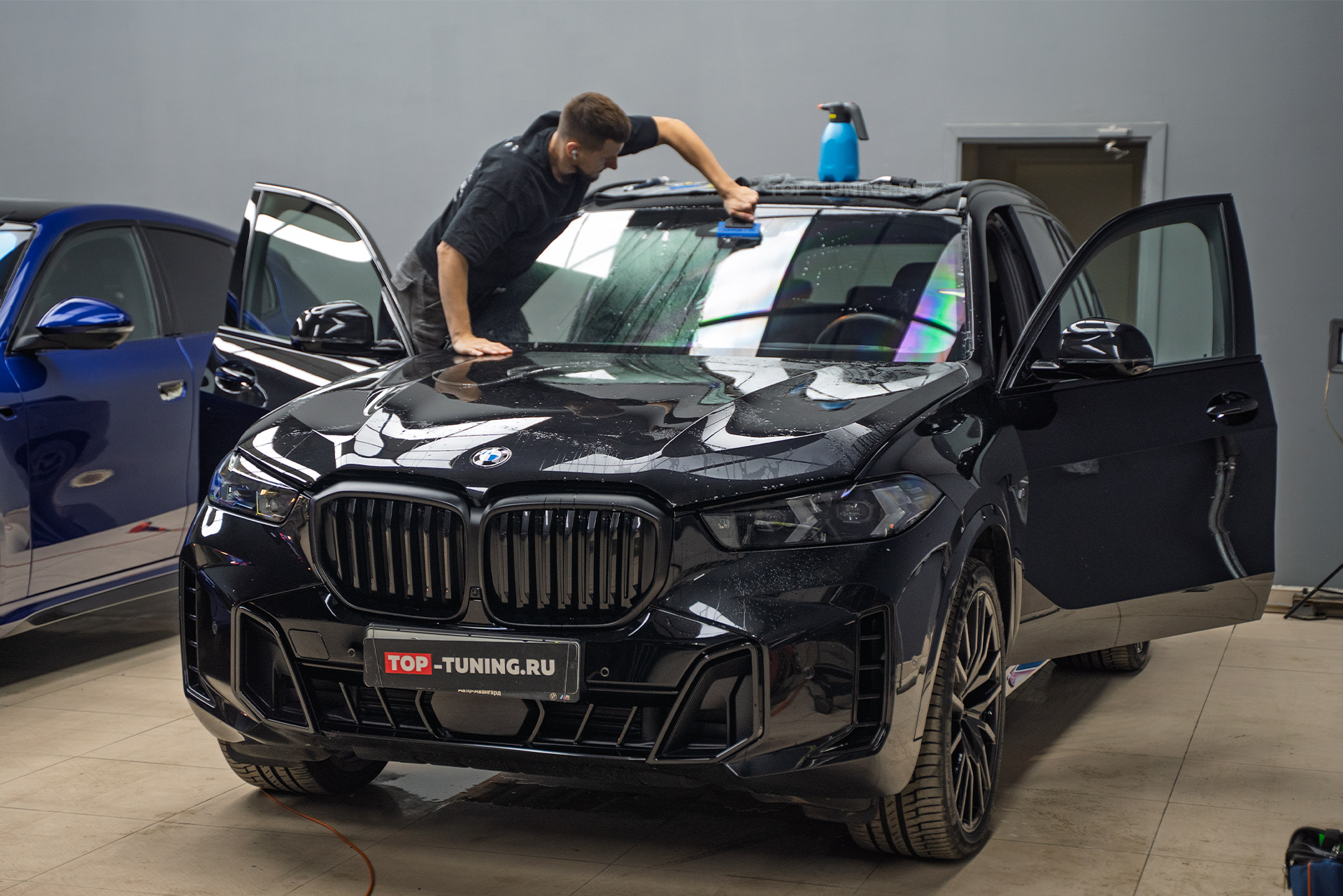 Бронирование лобового стекла BMW X5 G05 рестайлинг пленкой от трещин и царапин