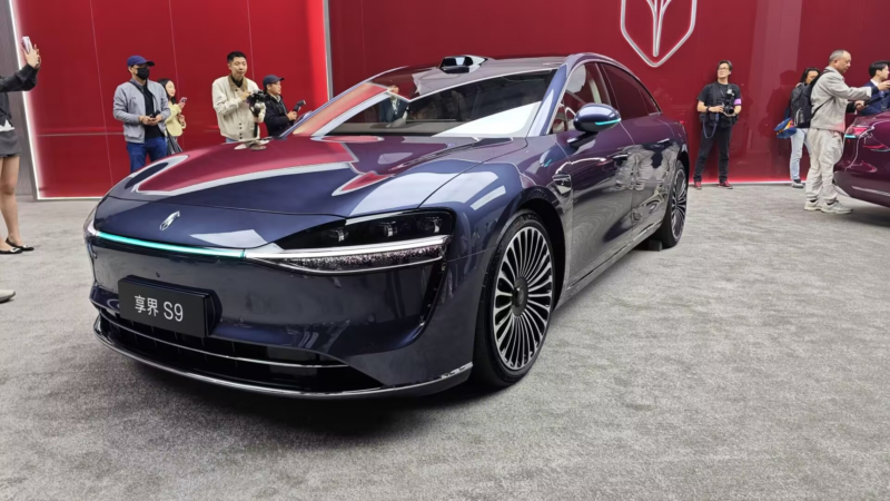 Компания Stelato от Huawei представляет новый седан S9 среднего и большого размера по цене от 3,5 млн рублей
