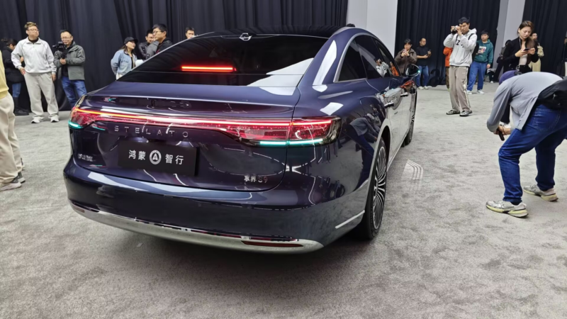 Обновленная модель, доступная в четырех вариантах, продается по цене от 309 800 юаней (3,5 млн рублей) до 369 800 юаней (4,18 млн рублей). Обновленный S9 отличается улучшенными деталями дизайна и технологическими конфигурациями.