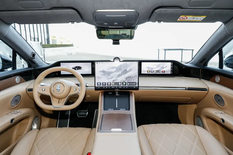 Сегодня на пресс-конференции Harmony Intelligent Mobility Alliance, посвященной новым продуктам, которая состоялась в преддверии автосалона в Гуанчжоу в 2025 году, состоялась официальная презентация нового Stelato S9