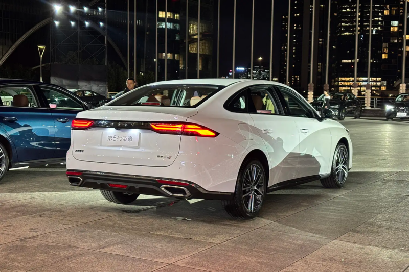 Emgrand от Geely 5-го поколения выходит на рынок с 1,5-литровым турбомотором по цене от 720 000 рублей